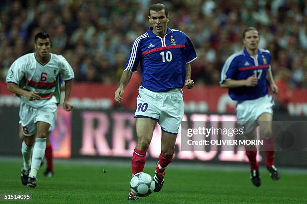 French midfielder Zinedine Zidane runs with the ball during the friendly soccer match France vs Algeria at the Stade de France in Saint-Denis 06...