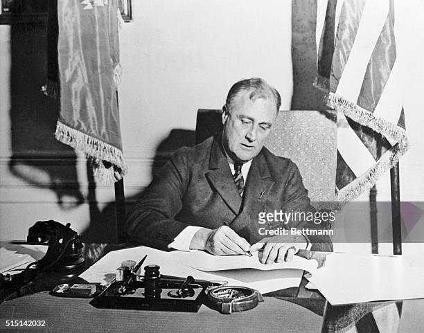 THE NEW DEAL LEGISLATION WAS ENACTED AT GREAT SPEED. AS SOON AS THE SPECIAL SESSION OF CONGRESS PASSED A BILL ,ROOSEVELT SIGNED IT. PRESIDENT AND A...