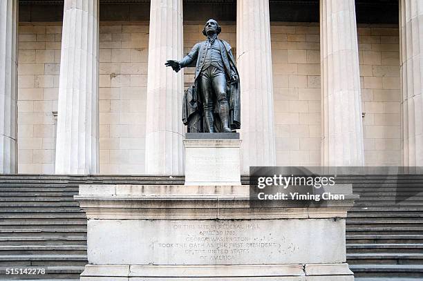 statue of george washington in front of federal hall national memorial - federal hall stock-fotos und bilder