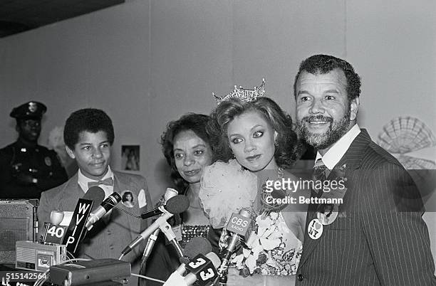 Atlantic City, N.J.: Miss America 1984, Vanessa Williams is joined by her parents Milton and Helen Williams of Millwood, N.Y., as she talks with...