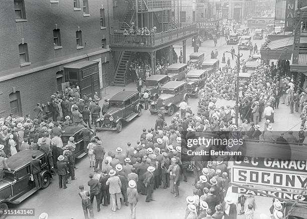 Scene at the New Amsterdam Theater stage door after the matinee as police awaited eight beauties and Jimmy Savo, comedian, who were from the Earl...