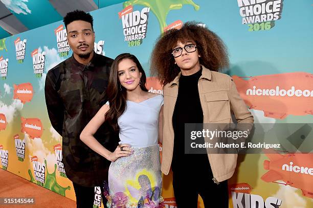 Dancer Jordan Banjo, actress Lilimar and dancer Perri Kiely attend Nickelodeon's 2016 Kids' Choice Awards at The Forum on March 12, 2016 in...