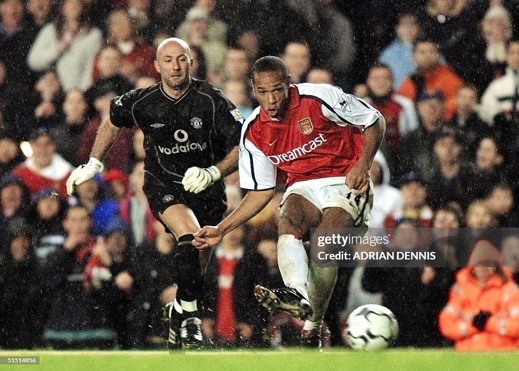 Arsenal's French striker Thierry Henry (R) rounds