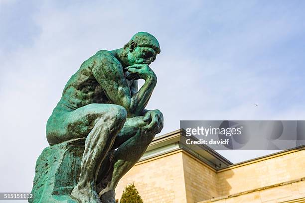 august rodins berühmte skulptur der denker - contemplation stock-fotos und bilder