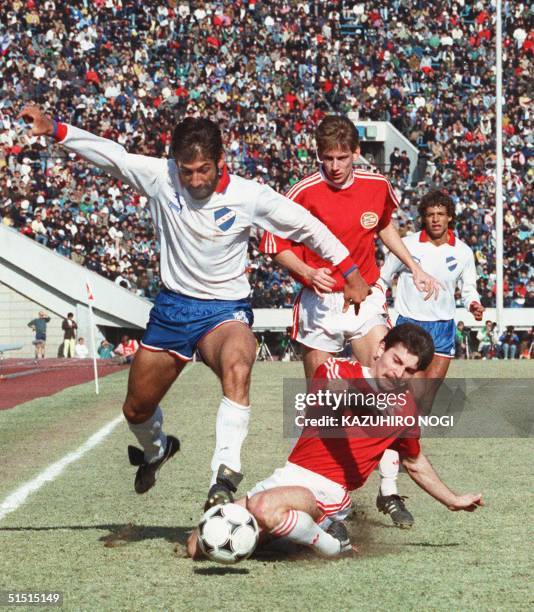 Forward Juan Carlos de Lima of Uruguay's Nacional de Montevideo overtakes a PSV Eindhoven player during the Toyota Cup World Team Soccer championship...