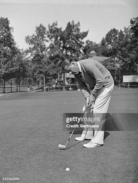 Ridgewood, New Jersey: Members of the International Ryder Cup teams engaged in their first practice at the Ridgewood Country Club. Shown is Sam...