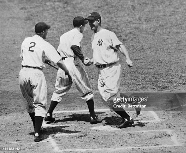 Lou Gehrig, playing in his 1900th consecutive game, slammed a homer, his 22nd of the year, as the Yankees took the Chicago White Sox for two games,...