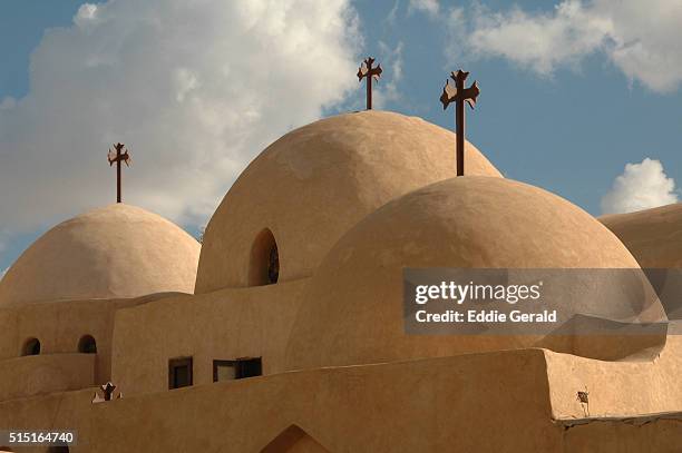 wadi natrun monasteries in egypt - coptic christians stock-fotos und bilder