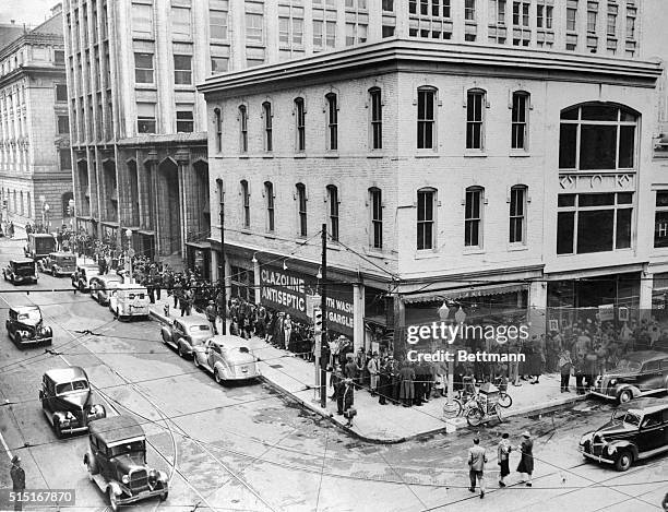 Atlanta, Georgia: Atlanta Goes Crazy With The Wind. Atlantians stand in lines, blocks long and still can't get tickets to the premiere of the film...