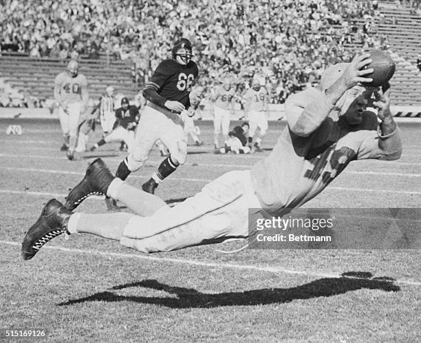 Rams' wide receiver Jim Benton makes a leaping catch before 61,000 fans during a game against the Chicago Bears at the Los Angeles Coliseum. Bears'...