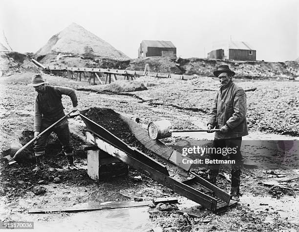 Nome, Alaska:Klondike Gold rush. Long Tom in operation, Nome, 1908. Photo, 1908.