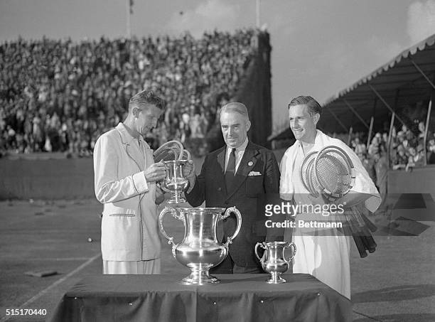 Holcomb Ward, president of the American Lawn Tennis Association, presenting the cup, emblematic of the Men's National Singles Tennis Championship to...