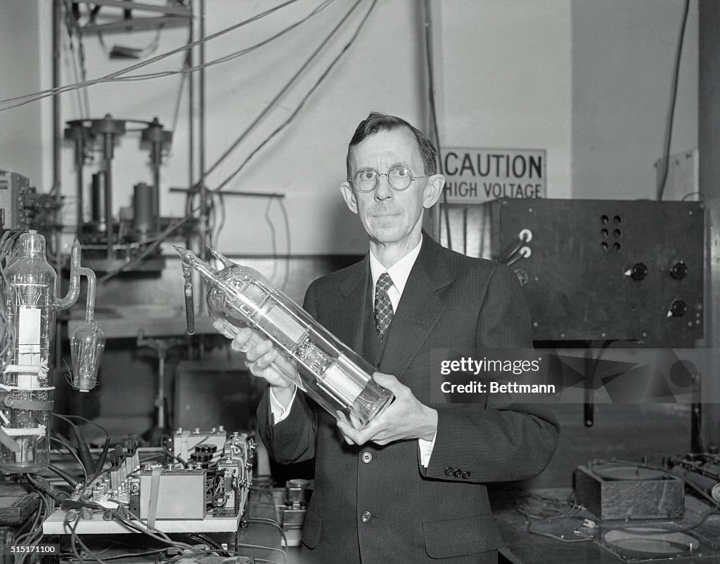 Dr. Clinton Joseph Davisson, physicist on the staff of the Bell... News