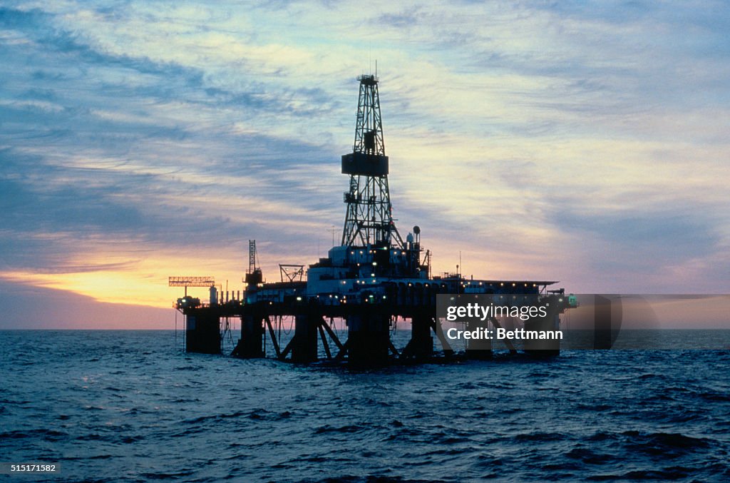 Ed's Design Oil Rig The Sedco 709 offshore oil drilling rig in Davis Straight, between ...