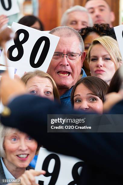 foule de vente aux enchères - plaquette de vente aux enchères photos et images de collection