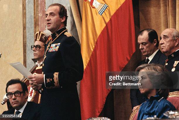 King Juan Carlos of Spain opening the Spanish Parliament with his seated beside him. | Location: Madrid, Spain.