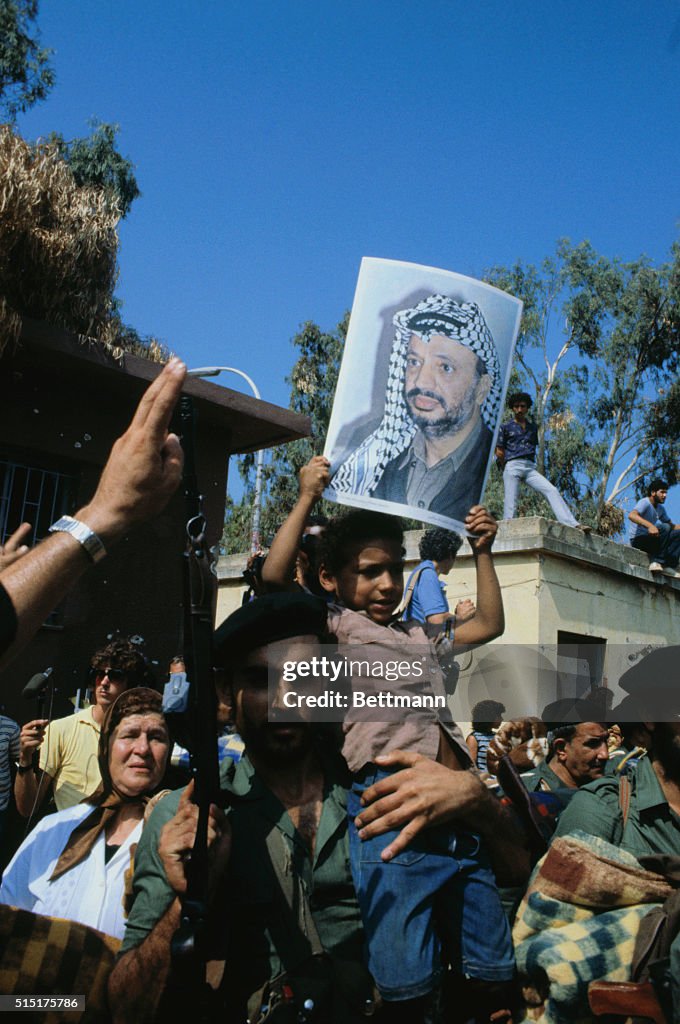 Palestinians Showing Support for PLO Soldiers