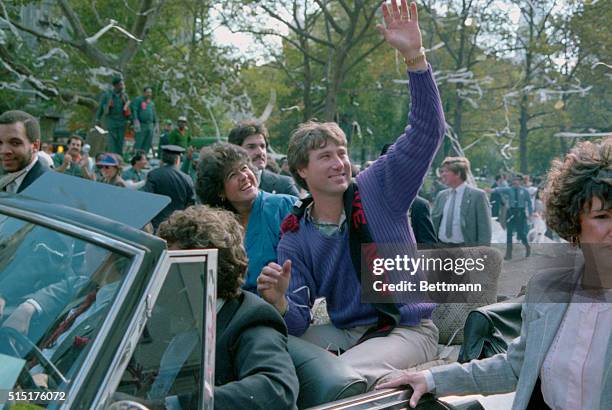 New York, N.Y.: Mets' third sacker Ray Knight, named the MVP of the 1986 World Series, waves to crowds of New Yorkers who were on hand to give the...