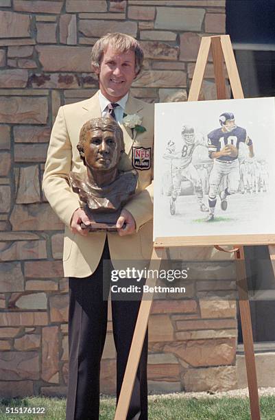 Canton, Ohio: Fran Tarkenton holds the sculpted bust in his likeness that will go on display at the Football Hall of Fame.