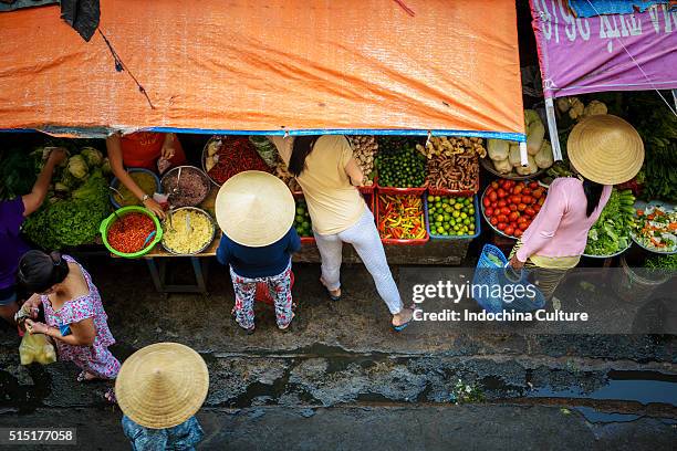 vietnamsese non la (vietnamese conical hat) in market of saigon, vietnam - vietnamese food stockfoto's en -beelden