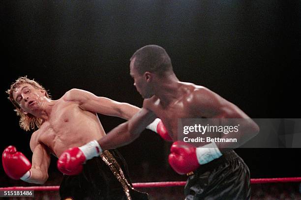 Las Vegas, NV- Sugar Ray Leonard lands a right to the head of Donny Lalonde in their title fight, which Sugar Ray won by TKO in the ninth round.
