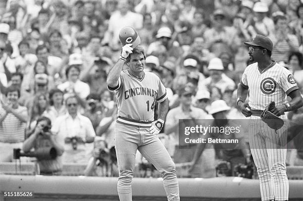 Chicago, Illinois-Pete Rose tips his helmet while at 1st base to acknowledge standing ovation after he singled in the 5th inning to tie Ty Cobb's...