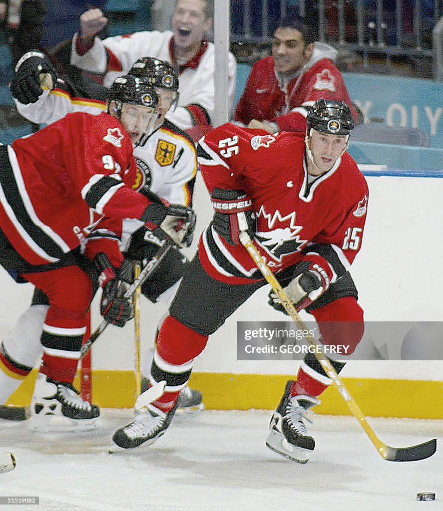 Joe Nieuwendyk (R) of Canada breaks from  the pack