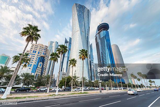 die corniche von doha, katar - quatar stock-fotos und bilder