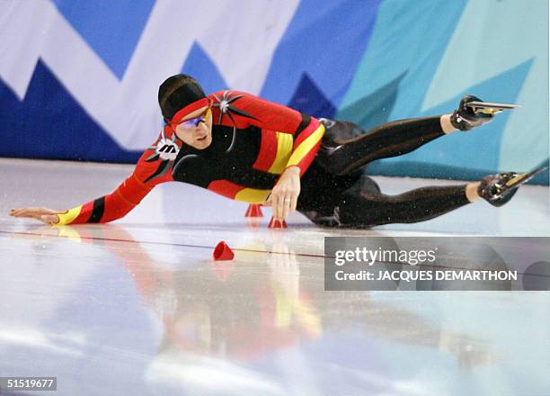 German Christian Breuer falls in the men's 1500m speed skating race at the Utah Olympic Oval, 19 February 2002 during the XIXth Winter Olympic Games...