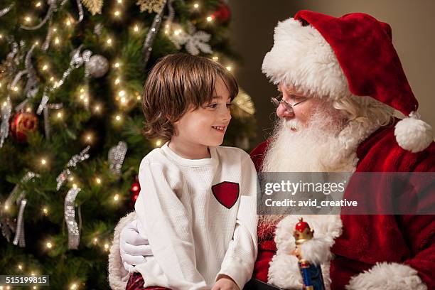 junge in ehrfurcht liegt an santa's runde - father christmas stock-fotos und bilder