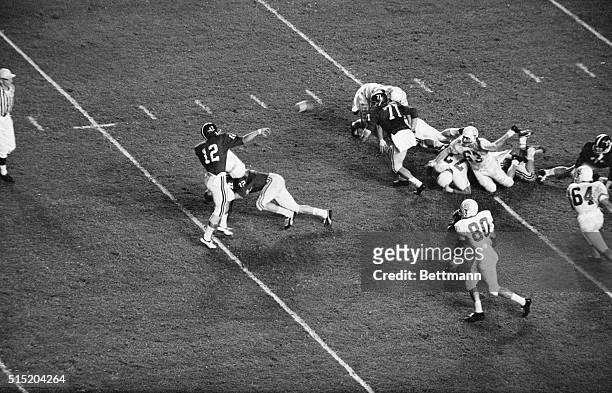 Miami, Florida-ORANGE BOWL: Joe Namath, from the University of Alabama and playing with an injured knee, throws his first touchdown pass during...