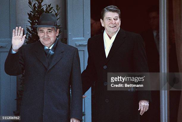Soviet leader Mikhail Gorbachev waves to photographers assembled for his arrival for afternoon summit meeting with President Reagan of the United...
