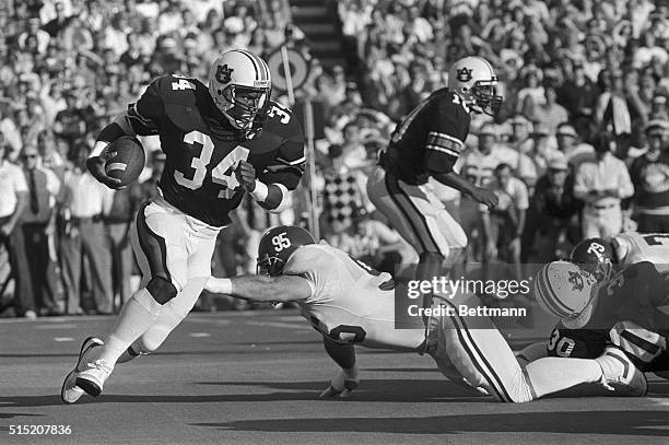 Auburn tailback Bo Jackson evades Alabama defender Curt Jarvis to pick up short yardage against Alabama during first quarter action.