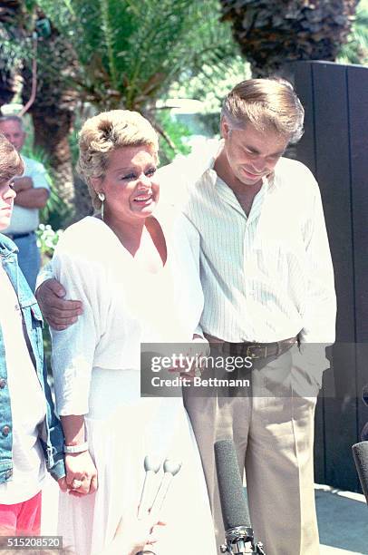 Palm Springs: PTL founder Jim Bakker hangs his head as his wife Tammy bursts into tears at a press conference.