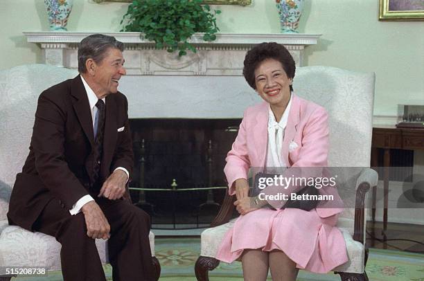 Washington: President Reagan meets with Philippine President Corazon Aquino in the Oval Office. Reagan is seeking to establish a strong personal...