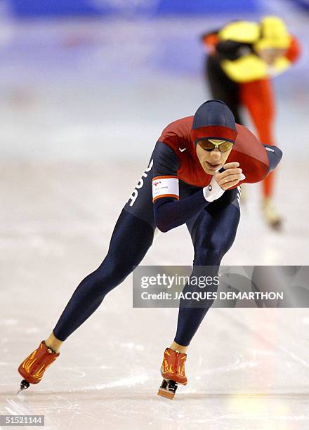 Jason Hedstrand and Belgian Bart Veldkamp skate in the men's 10,000m speedskating race at the Utah Olympic Oval, 22 February 2002 during the XIXth...