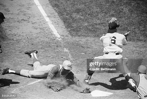 San Francisco, CA- Cincinnati's Frank Robinson scores from first base in the fourth inning of the Reds-Giants game here 6/27 when teammate Wally...