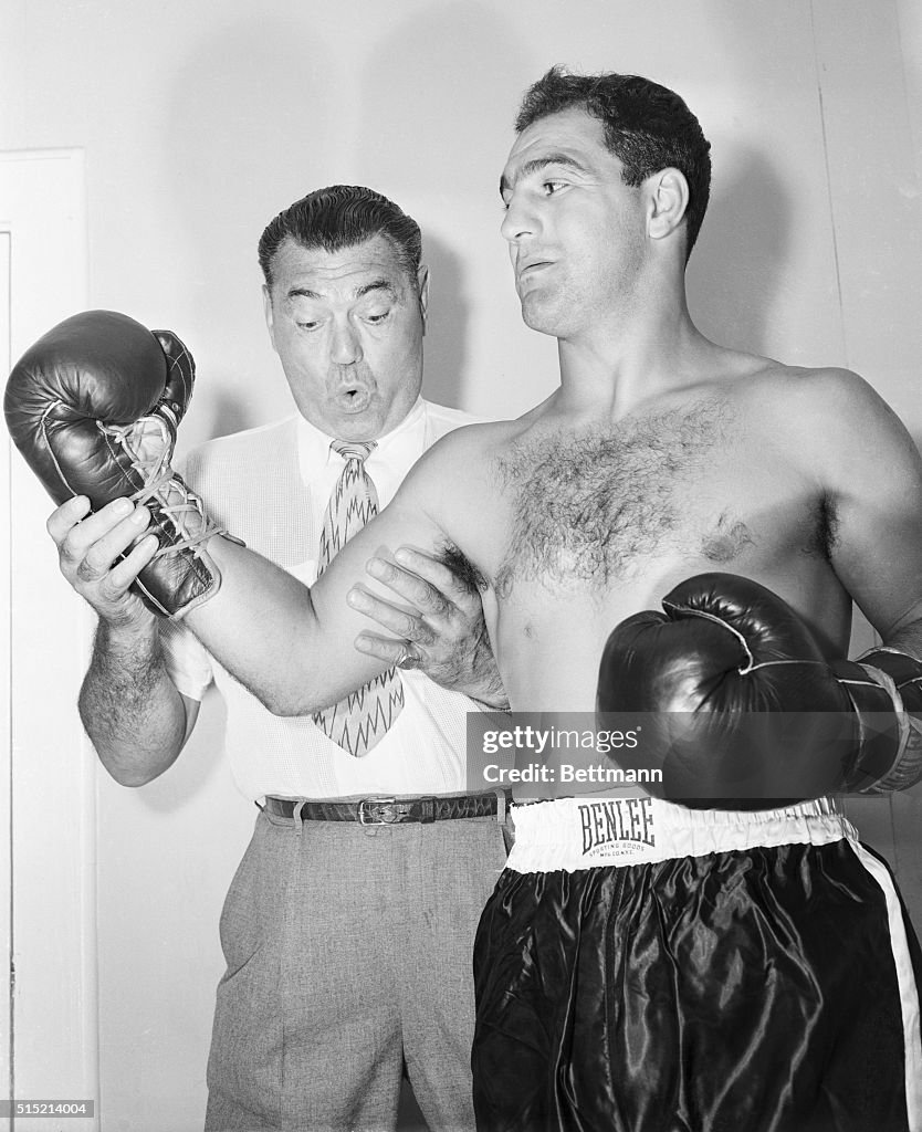 Former heavyweight great Jack Dempsey admires the right bicep of ...