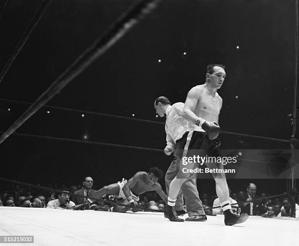 New York, NY- Sugar Ray Robinson climbs back through the ropes after being knocked out of the ring in the seventh round of his championship battle...