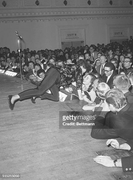 New York, NY-: As enthusiastic fans watch, singer Judy Garland leans over the footlights to kiss her daughter Liza at Carnegie Hall. Judy appeared...