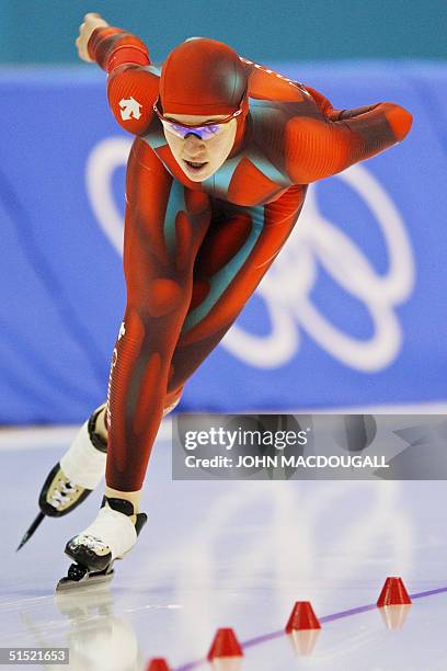 Canadian Clara Hughes skates to place third in the women's 5000m speed skating race at the Utah Olympic Oval, 23 February 2002 during the XIXth...