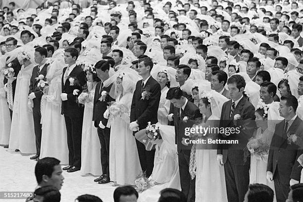 The Unification Church weds 790 couples in one mass ceremony in Seoul.
