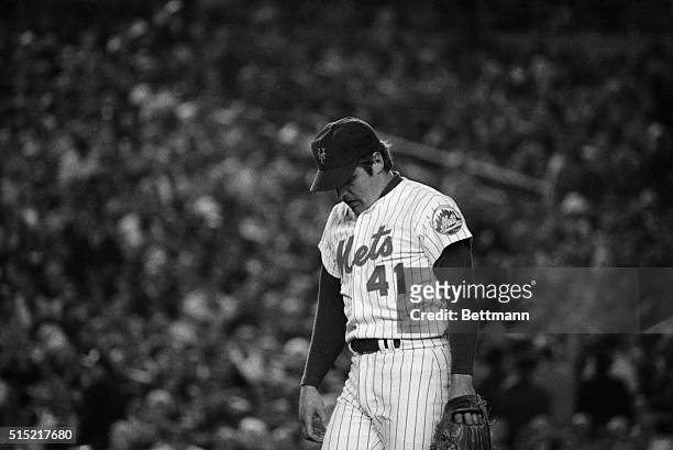 New York, New York-NY Mets Tom Seaver looking tired leaves the mound at the end of the 5th innning during the 3rd game of the World Series against...