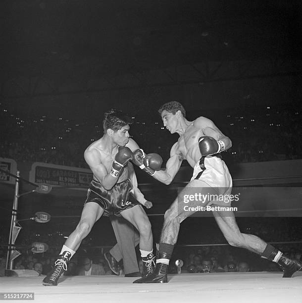 Los Angeles, California- Brazil's Eder Jofre tries to slip a right through the defense of Mexico's Eloy Sanchez in the first round of world...