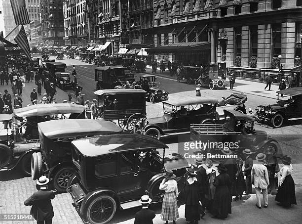 Heavy traffic on 42nd Street and Madison Avenue in 1917.