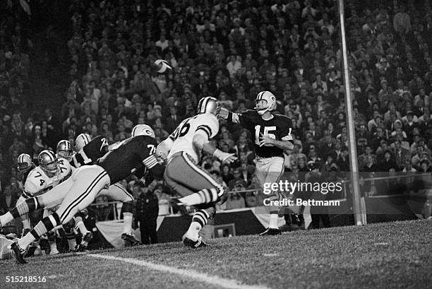 Green Bay Wisconson: Bart Starr Green Bay Packers, set to pass as George Andrie , Dallas Cowboys, rushes in during NFL title game.