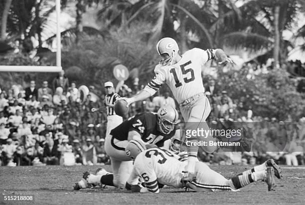 Miami, FL-Super Bowl. Green Bay Packer quarterback Bart Starr scrambles and picks up a first down after he couldn't find his receiver in first period...