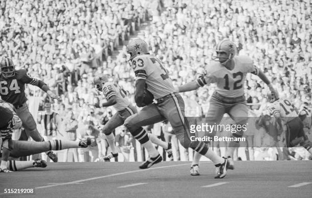New Orleans, LA: Super Bowl between the Miami Dolphins and the Dallas Cowboys. Photo shows Roger Staubach, #12,of the Cowboys, giving handoff to...