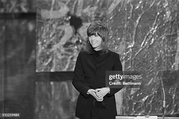 Los Angeles, CA-Actress Jane Fonda thanks the audience after accepting an Oscar for Best Performance by an Actress, at the 44th annual Academy...