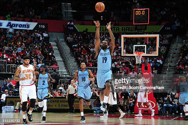 Hairston of the Memphis Grizzlies shoots against the Atlanta Hawks during the game on March 12, 2016 at Philips Arena in Atlanta, Georgia. NOTE TO...